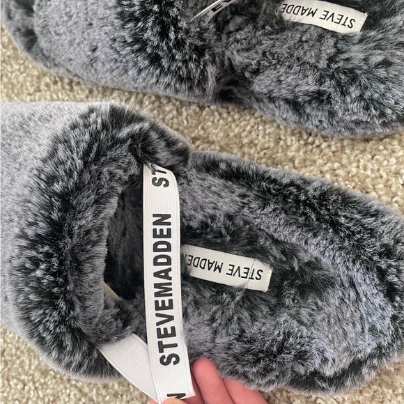 SOLD Steve Madden slippers - Picture 2 of 3
